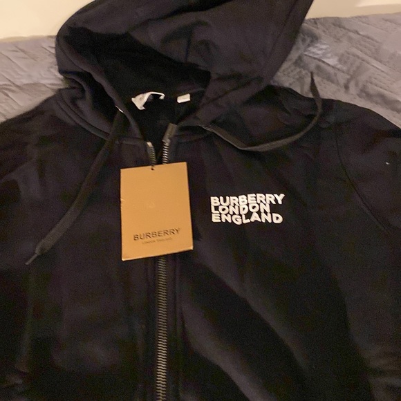 Brand new Burberry with Love logo. I just want to sale everything my closet - Picture 5 of 6